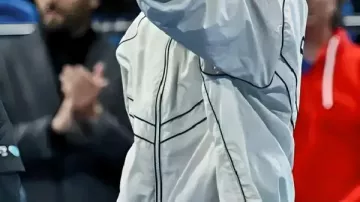 Jannik Sinner porte une veste ouverte lors de son premier entraînement à Doha pour le Qatar ExxonMobil Open 2026.