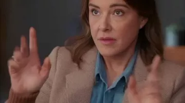 Blazer à chevrons Christa Miller porté par Liz (Christa Miller) dans l'épisode Shrinking S03