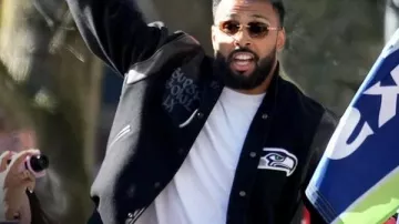 Julian Love, des Seahawks, porte une veste lors du défilé du Super Bowl LX : Conférence de presse d'après-match du Super Bowl LX | Seattle Seahawks