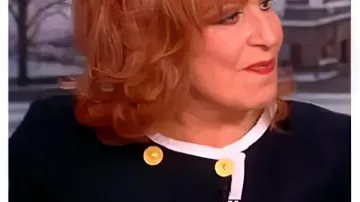 Veste croisée Joy Behar dans The View (2026)