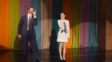 Falda de encaje camelia blanca con lentejuelas Chanel 24S, usada por Cha Mu-hee (Go Youn-jung), como se ve en "¿Se puede traducir este amor?" (temporada 1, episodio 2)