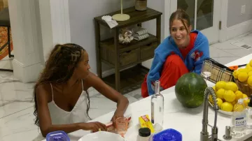 Robe longue blanche sans manches à col en V Zara portée par Ciara Miller dans l'épisode Summer House (S10E03)