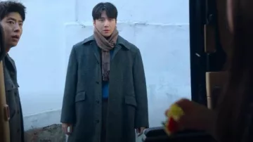 Manteau Mackintosh classique en laine italienne Kolon Mall porté par Joo Ho-jin (Kim Seon-ho) dans l'épisode « Can This Love Be Translated? » (S01E02)