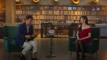 Vestido corto de punto con lazo y autorretrato de Cha Mu-hee (Go Youn-jung), como se ve en "¿Se puede traducir este amor?" (temporada 1, episodio 2)
