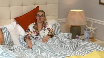 Haut de pyjama blanc à fleurs Anthropologie porté par Bailey Taylor dans l'épisode Summer House (S10E03)