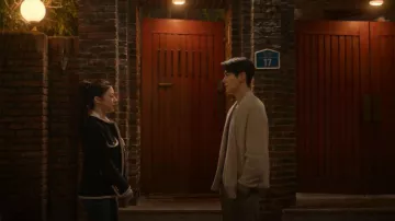 Gilet en maille Cleanfit Retro Fashion, châle et cardigan, porté par Joo Ho-jin (Kim Seon-ho) dans l'épisode « Can This Love Be Translated? » (S01E02).