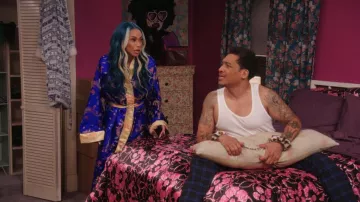 Kimono bleu et or LA Fashion Vault porté par Denise (Tami Roman) dans l'épisode « The Ms. Pat Show » (S05E08)