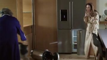 bathrobe silk Daphne Fougerole (Elsa Zylberstein) Has it with open arms