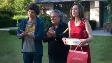 the red dress of Daphne Fougerole (Elsa Zylberstein) Has it with open arms