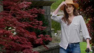 La chemise rayée portée dans son jardin par Sara Tancredi (Sarah Wayne) dans la série Prison Break (Saison 5 Épisode 1)