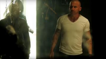 The t-shirt V-neck Lincoln Burrows (Dominic Purcell) in Prison Break