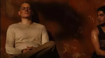 Le t-shirt beige à manches longues porté par Michael Scofield (Wentworth Miller) dans Prison Break (Season 5 Episode 1)