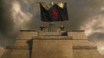 La bannière de la Maison Targaryen dans la série Game of Thrones (Saison 4 Épisode 3)