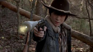 La veste en jean de Carl Grimes (Chandler Riggs) dans The Walking Dead