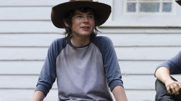 Le t-shirt à manches longues bleues de Carl Grimes (Chandler Riggs) dans The Walking Dead