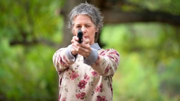 La chemise rayée bleue et blanche de Carol Peletier (Melissa McBride) dans The Walking Dead