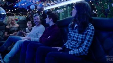 El suéter a cuadros de Sabrina Pemberton (Sofia Black D'Elia) en The Mick S01E14