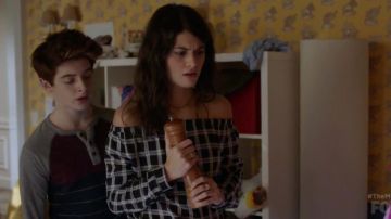 Top de hombros desnudos de Sabrina Pemberton (Sofia Black D'Elia) en The Mick S01E14