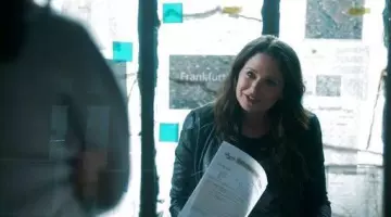 La veste Blur Leather de Quinn Perkins (Katie Lowes) dans Scandal S4E1