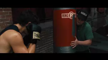 Les gants de boxe Everlast de Vinny Pazienza (Miles Teller) dans Bleed For This