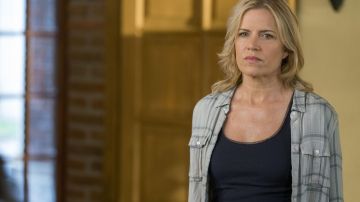 The plaid shirt Madison Clark (Kim Dickens) in Fear The Walking Dead S02E07