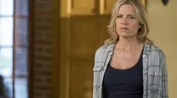 The plaid shirt Madison Clark (Kim Dickens) in Fear The Walking Dead S02E07