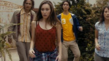The tank top Ecote red Alicia Clark (Alycia Debnam-Carey) in fear The Walking Dead