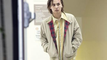 The jacket beige by Nick Clark (Frank Dillane) in The Walking Dead