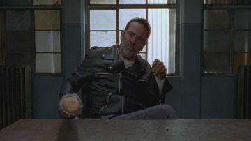 La réplica de Lucille, el murciélago de Negan (Jeffrey Dean Morgan) en The Walking Dead S08E11