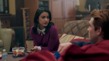 la robe violette de Veronica Lodge (Camila Mendes) dans Riverdale