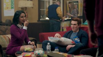 la robe violette Ted Baker portée par Veronica Lodge (Camila Mendes) dans Riverdale Saison 1 Episode 11