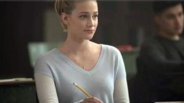 le pull de Betty Cooper (Lili Reinhart) dans Riverdale