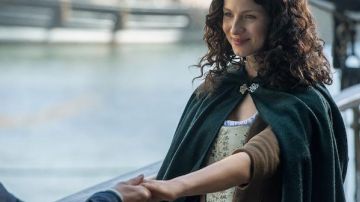 La cape verte de Claire Beauchamp / Claire Fraser (Caitriona Balfe) dans Outlander S02E01