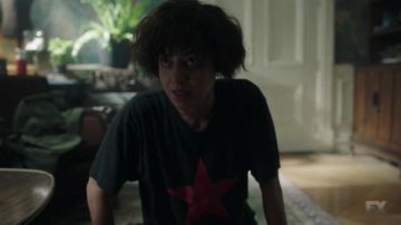 Camiseta estrella roja negra de Lenny Busker (Aubrey Plaza) en Legion S01E02