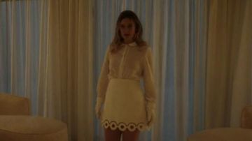La jupe Carven blanche de Sydney Barrett (Rachel Keller) dans Legion S01E08