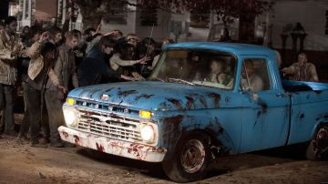The pick-up Ford blue 1966 Otis (Pruitt Taylor Vince) in The Walking Dead