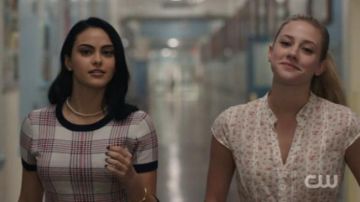 la robe à carreaux de Ve­ro­nica Lodge (Ca­mila Mendes) dans Ri­ver­dale