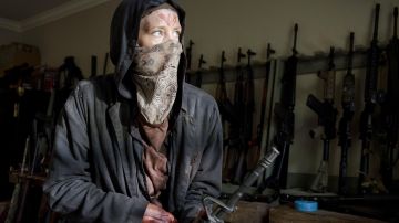 El abrigo Makeitmint de Carol Peletier (Melissa McBride) en The Walking Dead