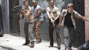 Levi's grey jeans de Glenn Rhee (Steven Yeun) en The Walking Dead S01E02