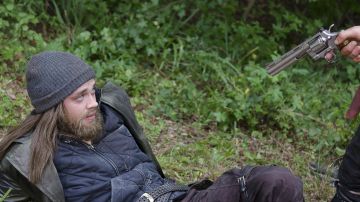 The vest blue molletoné of Jesus / Paul Rovia (Tom Payne) in The Walking Dead S06E10