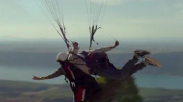 les sneakers de Mathias (Nicolas Duvauchelle) dans Jour J