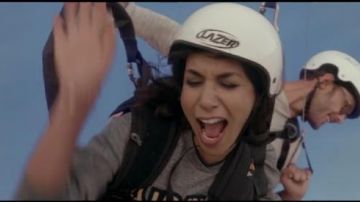 le casque de Ju­liette (Reem Khe­rici) dans Jour J