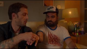 le t-shirt rebel rebel de Ben (François-Xavier Demaison) dans Jour J