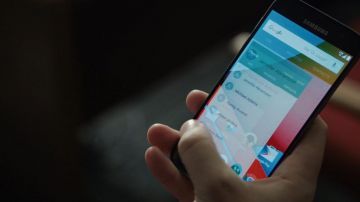 The Samsung smartphone of Wendy Rhoades (Maggie Siff) in Trillion S2E2