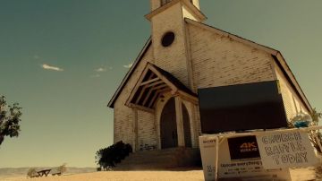 The flat screen Sony Bravia Jesse Custer (Dominic Cooper) in Preacher S01E04