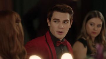 la pajarita roja usada por Archie (K.J. Apa) en Riverdale Temporada 1 Episodio 9