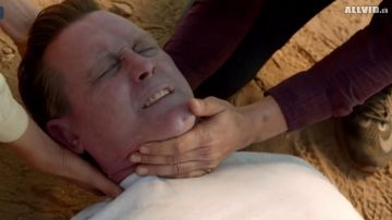 The sneakers of Walter o'brian in Scorpio S03E12