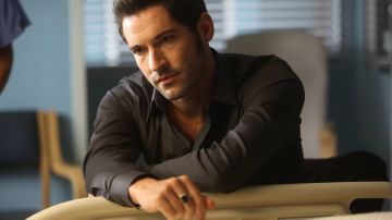 Anillo de Lucifer Morningstar (Tom Ellis) en Lucifer S01E01