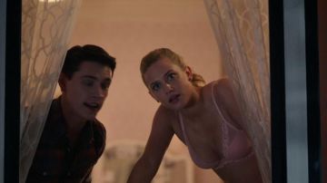 le soutien gorge de Betty Co­oper (Lili Rein­hart) dans Ri­ver­dale
