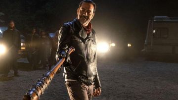 Chaqueta de cuero negro de Negan (Jeffrey Dean Morgan) en The Walking Dead S07E01